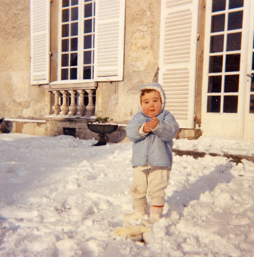 Un enfant dans la neige devant les Mésanges, années 1970